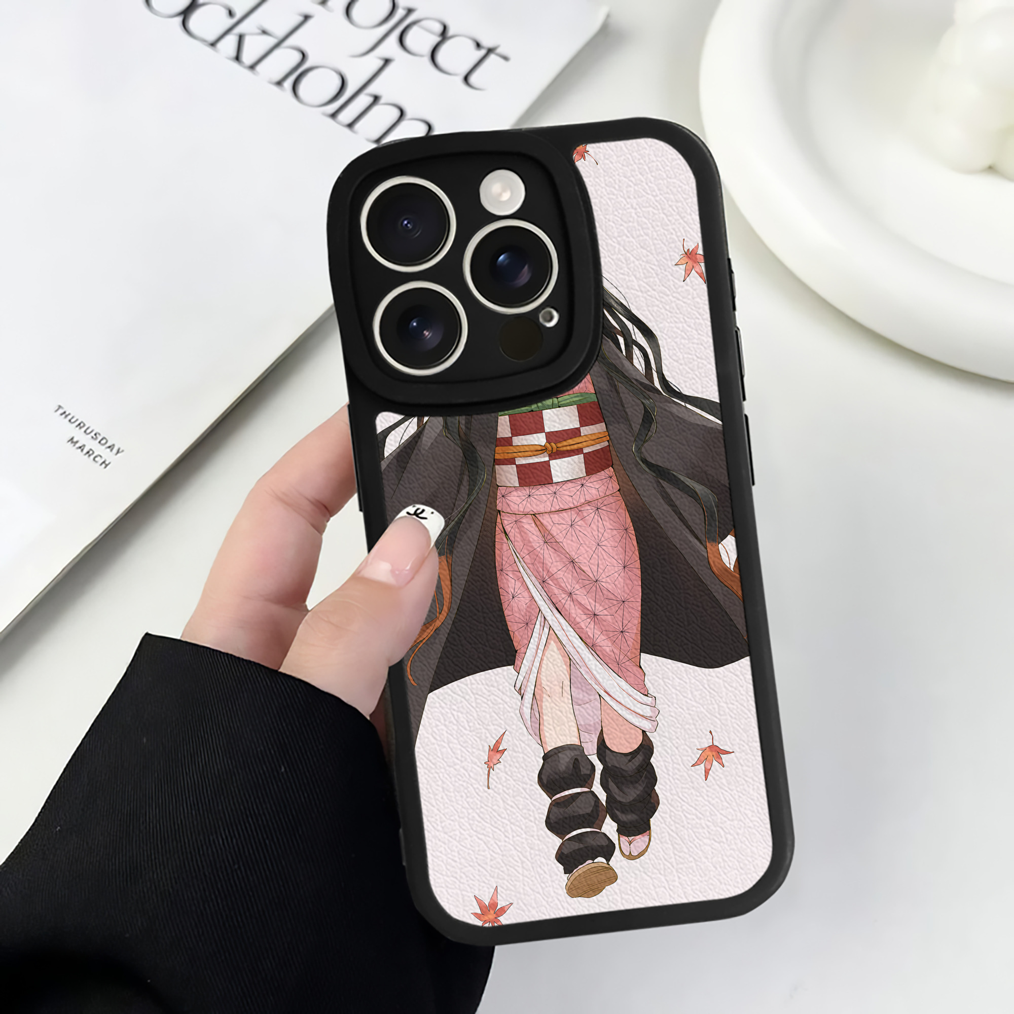 （画像用） 鬼滅の刃（きめつのやいば）竈門 禰󠄀豆子／かまど ねずこ Kamado Nezuko 【iPhone 16シリーズ対応】シリコンスマホケース（レザー調） 材質：シリコン